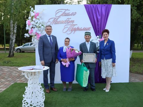 «Пар балдак»та мәңгелек мәхәббәт: Актаныш Бриллиант, Зөбәрҗәт һәм Алтын туй юбилярларын котлады
