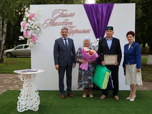 «Пар балдак»та мәңгелек мәхәббәт: Актаныш Бриллиант, Зөбәрҗәт һәм Алтын туй юбилярларын котлады
