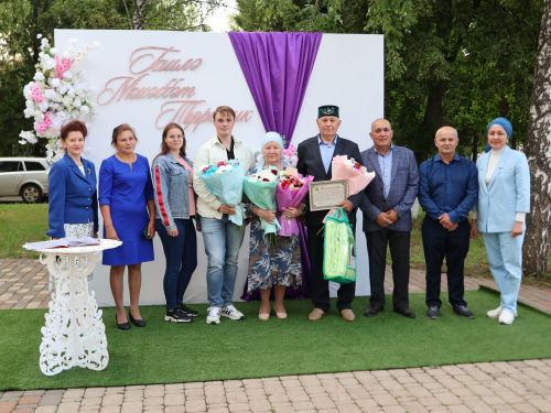 «Пар балдак»та мәңгелек мәхәббәт: Актаныш Бриллиант, Зөбәрҗәт һәм Алтын туй юбилярларын котлады