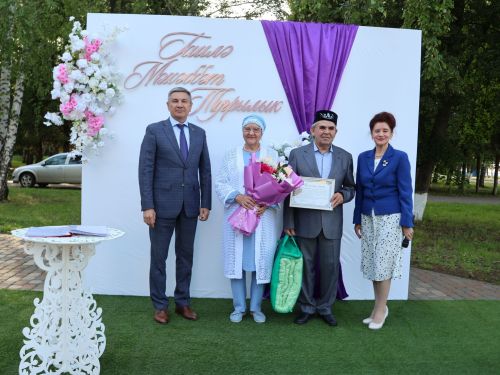 «Пар балдак»та мәңгелек мәхәббәт: Актаныш Бриллиант, Зөбәрҗәт һәм Алтын туй юбилярларын котлады
