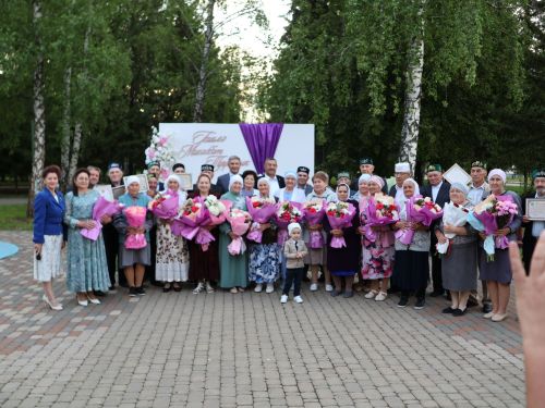 «Пар балдак»та мәңгелек мәхәббәт: Актаныш Бриллиант, Зөбәрҗәт һәм Алтын туй юбилярларын котлады