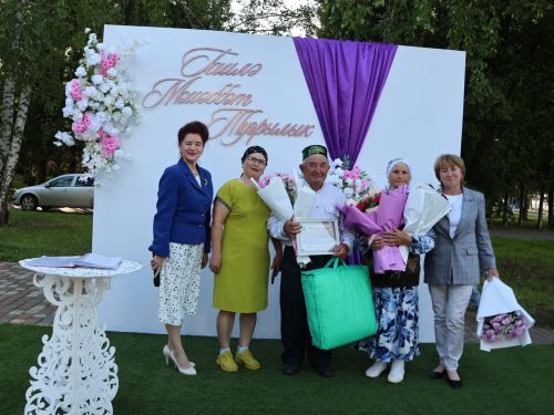 «Пар балдак»та мәңгелек мәхәббәт: Актаныш Бриллиант, Зөбәрҗәт һәм Алтын туй юбилярларын котлады