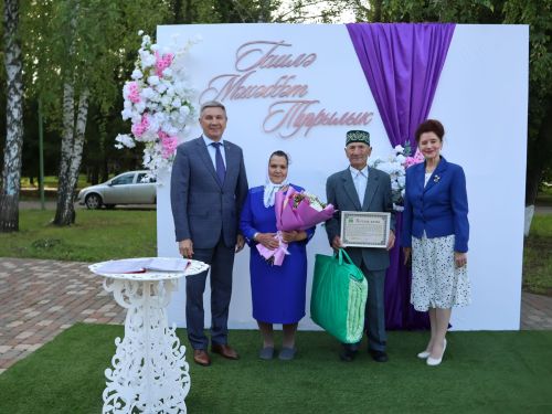 «Пар балдак»та мәңгелек мәхәббәт: Актаныш Бриллиант, Зөбәрҗәт һәм Алтын туй юбилярларын котлады