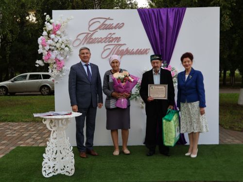 «Пар балдак»та мәңгелек мәхәббәт: Актаныш Бриллиант, Зөбәрҗәт һәм Алтын туй юбилярларын котлады