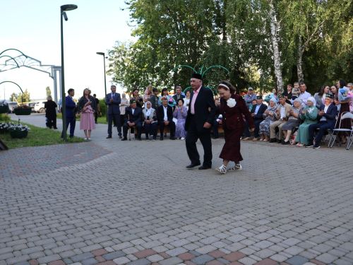 «Пар балдак»та мәңгелек мәхәббәт: Актаныш Бриллиант, Зөбәрҗәт һәм Алтын туй юбилярларын котлады