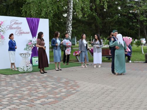 «Пар балдак»та мәңгелек мәхәббәт: Актаныш Бриллиант, Зөбәрҗәт һәм Алтын туй юбилярларын котлады