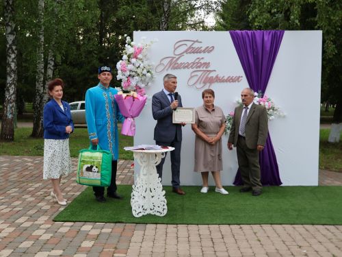 «Пар балдак»та мәңгелек мәхәббәт: Актаныш Бриллиант, Зөбәрҗәт һәм Алтын туй юбилярларын котлады