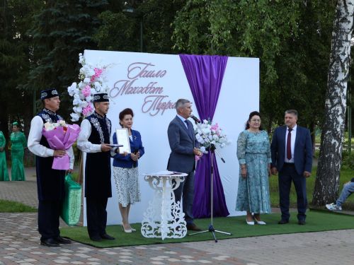 «Пар балдак»та мәңгелек мәхәббәт: Актаныш Бриллиант, Зөбәрҗәт һәм Алтын туй юбилярларын котлады