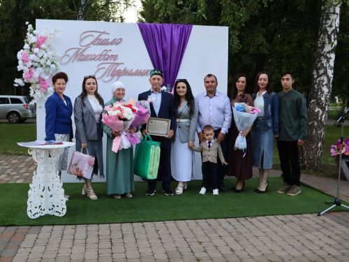 «Пар балдак»та мәңгелек мәхәббәт: Актаныш Бриллиант, Зөбәрҗәт һәм Алтын туй юбилярларын котлады