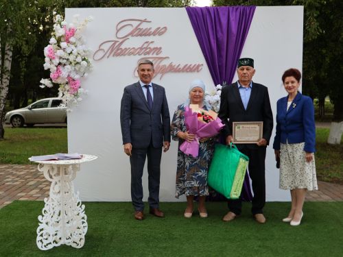 «Пар балдак»та мәңгелек мәхәббәт: Актаныш Бриллиант, Зөбәрҗәт һәм Алтын туй юбилярларын котлады
