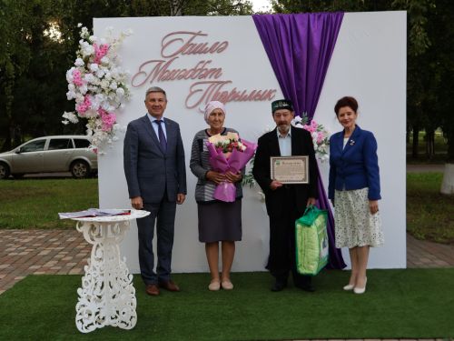 «Пар балдак»та мәңгелек мәхәббәт: Актаныш Бриллиант, Зөбәрҗәт һәм Алтын туй юбилярларын котлады