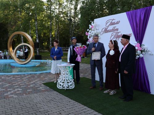 «Пар балдак»та мәңгелек мәхәббәт: Актаныш Бриллиант, Зөбәрҗәт һәм Алтын туй юбилярларын котлады
