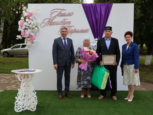 «Пар балдак»та мәңгелек мәхәббәт: Актаныш Бриллиант, Зөбәрҗәт һәм Алтын туй юбилярларын котлады