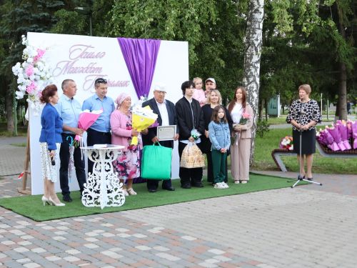 «Пар балдак»та мәңгелек мәхәббәт: Актаныш Бриллиант, Зөбәрҗәт һәм Алтын туй юбилярларын котлады