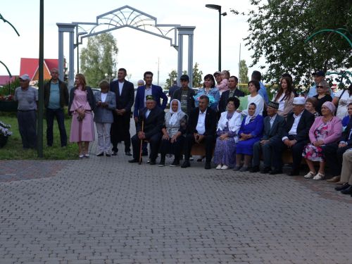 «Пар балдак»та мәңгелек мәхәббәт: Актаныш Бриллиант, Зөбәрҗәт һәм Алтын туй юбилярларын котлады