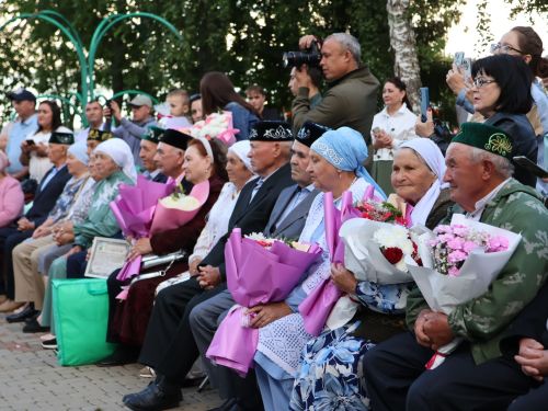 «Пар балдак»та мәңгелек мәхәббәт: Актаныш Бриллиант, Зөбәрҗәт һәм Алтын туй юбилярларын котлады