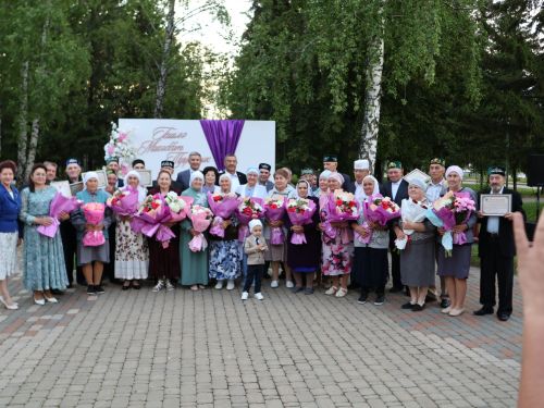«Пар балдак»та мәңгелек мәхәббәт: Актаныш Бриллиант, Зөбәрҗәт һәм Алтын туй юбилярларын котлады