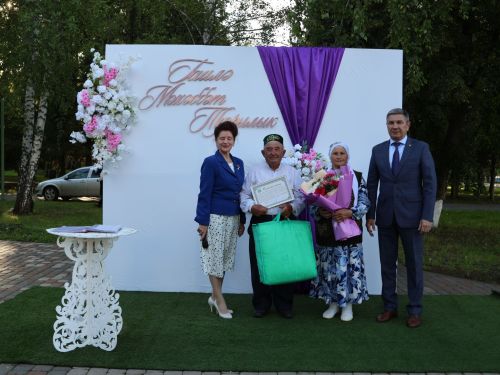 «Пар балдак»та мәңгелек мәхәббәт: Актаныш Бриллиант, Зөбәрҗәт һәм Алтын туй юбилярларын котлады