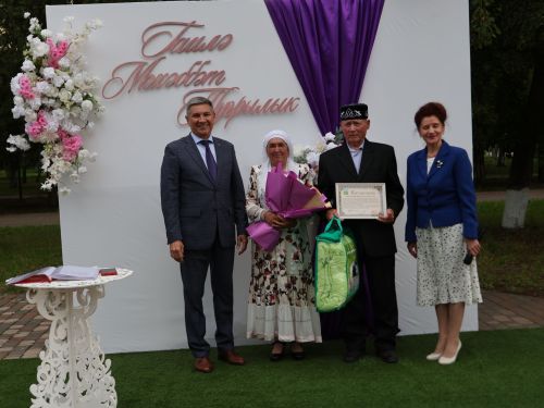 «Пар балдак»та мәңгелек мәхәббәт: Актаныш Бриллиант, Зөбәрҗәт һәм Алтын туй юбилярларын котлады