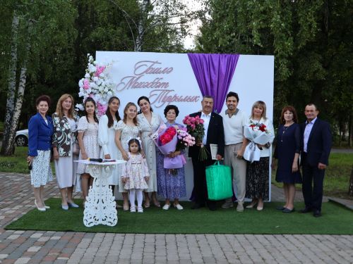 «Пар балдак»та мәңгелек мәхәббәт: Актаныш Бриллиант, Зөбәрҗәт һәм Алтын туй юбилярларын котлады