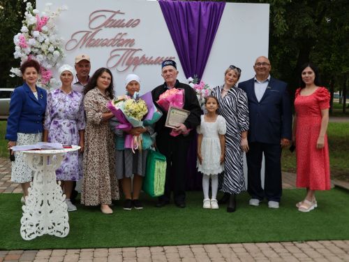 «Пар балдак»та мәңгелек мәхәббәт: Актаныш Бриллиант, Зөбәрҗәт һәм Алтын туй юбилярларын котлады