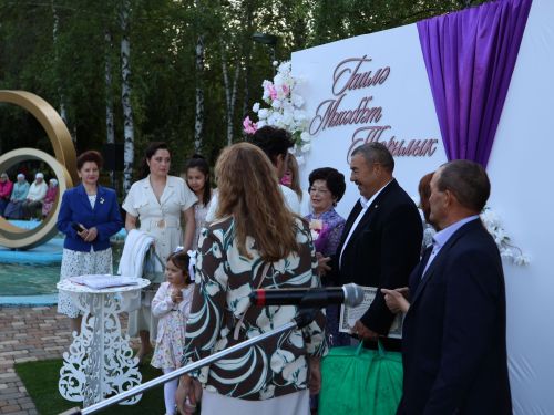 «Пар балдак»та мәңгелек мәхәббәт: Актаныш Бриллиант, Зөбәрҗәт һәм Алтын туй юбилярларын котлады
