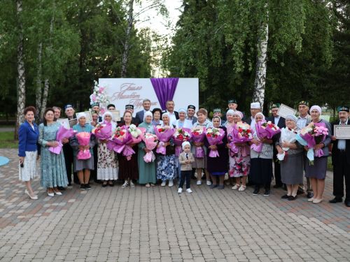 «Пар балдак»та мәңгелек мәхәббәт: Актаныш Бриллиант, Зөбәрҗәт һәм Алтын туй юбилярларын котлады