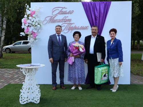 «Пар балдак»та мәңгелек мәхәббәт: Актаныш Бриллиант, Зөбәрҗәт һәм Алтын туй юбилярларын котлады