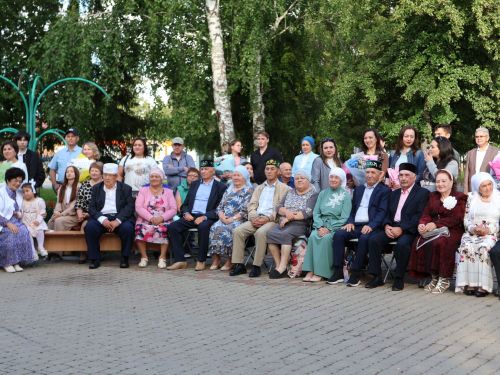 «Пар балдак»та мәңгелек мәхәббәт: Актаныш Бриллиант, Зөбәрҗәт һәм Алтын туй юбилярларын котлады
