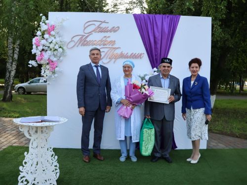 «Пар балдак»та мәңгелек мәхәббәт: Актаныш Бриллиант, Зөбәрҗәт һәм Алтын туй юбилярларын котлады