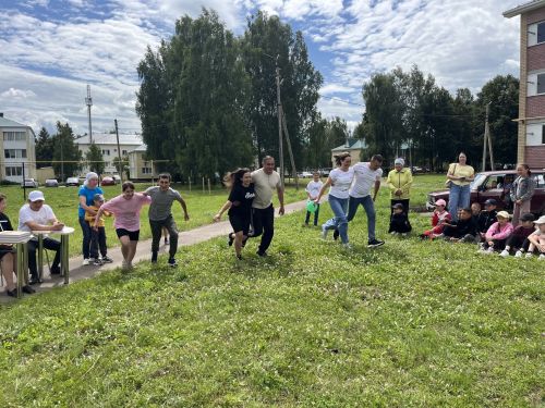 Татарстанда җәй: Актанышның яшь гаиләләре «Гаиләм-җылы учагым» ишегалды бәйрәмендә ял итте