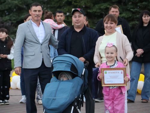 Гаилә, мәхәббәт һәм тугрылык көненә багышланган концерттан безнең репортаж