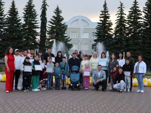 Гаилә, мәхәббәт һәм тугрылык көненә багышланган концерттан безнең репортаж
