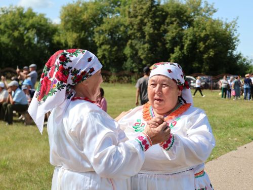 Батырлар авылы Мари Суыксуында иң-иңнәрне олыладылар