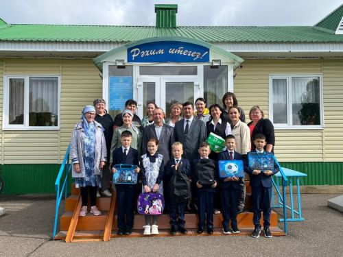 Мәктәпкә әзерләнергә булыш: Якташыбыз Илдар Халиков Яңа Кормаш мәктәбе укучыларын сөендерде