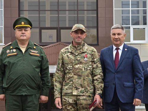 Актанышта Республика көненә багышланган бәйрәмдә махсус хәрби операция батырларын, аларның гаиләләрен хөрмәтләделәр