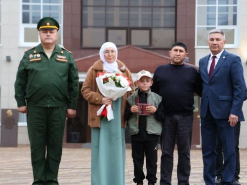 Актанышта Республика көненә багышланган бәйрәмдә махсус хәрби операция батырларын, аларның гаиләләрен хөрмәтләделәр