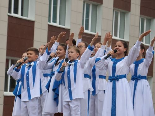 Актанышта Республика көненә багышланган бәйрәмдә махсус хәрби операция батырларын, аларның гаиләләрен хөрмәтләделәр