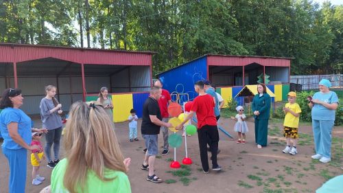 «Ромашка» бакчасында әти-әниләр белән оештырылган чара Бөтендөнья светофор көненә багышланды