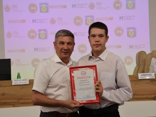 Безнең фотолар: Актаныш районының алдынгы физкультурачылары бүләкләнде