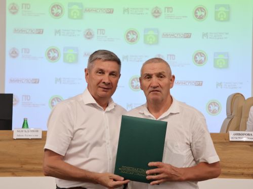 Безнең фотолар: Актаныш районының алдынгы физкультурачылары бүләкләнде
