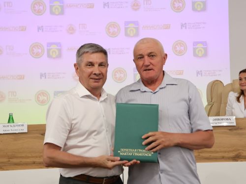 Безнең фотолар: Актаныш районының алдынгы физкультурачылары бүләкләнде