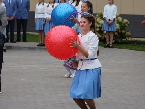 Төкле аягың белән, Белем бәйрәме!