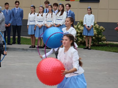 Төкле аягың белән, Белем бәйрәме!