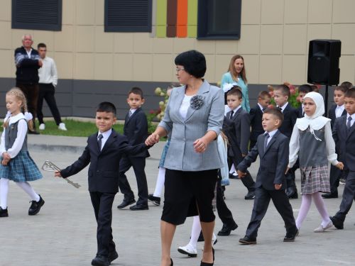 Төкле аягың белән, Белем бәйрәме!