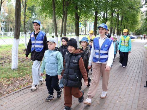 «Куркынычсыз атна» акциясендә яшь юл хәрәкәте инспекторлары урамда буклетлар таратты