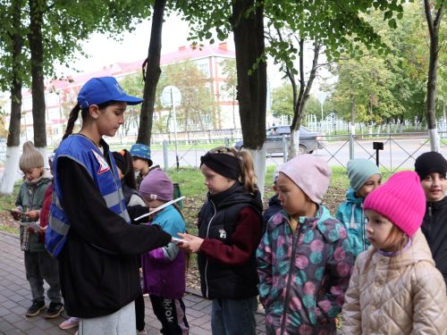 «Куркынычсыз атна» акциясендә яшь юл хәрәкәте инспекторлары урамда буклетлар таратты