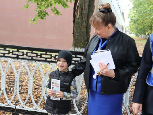 «Куркынычсыз атна» акциясендә яшь юл хәрәкәте инспекторлары урамда буклетлар таратты