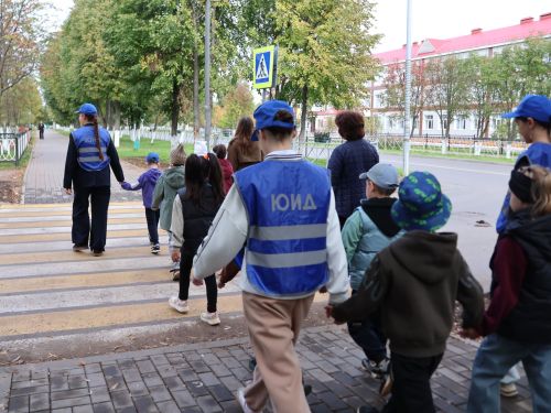 «Куркынычсыз атна» акциясендә яшь юл хәрәкәте инспекторлары урамда буклетлар таратты