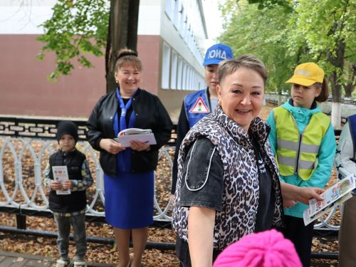 «Куркынычсыз атна» акциясендә яшь юл хәрәкәте инспекторлары урамда буклетлар таратты